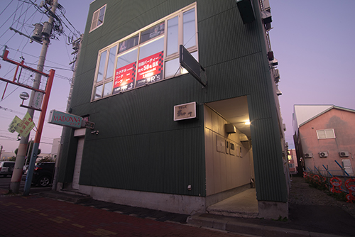 ①当店が入っている「サンビルB」の外観です。